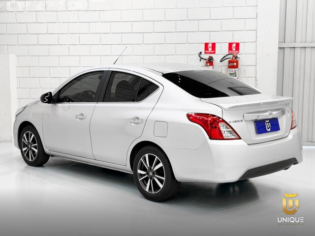 Nissan Versa 1.6 16V FLEX V-DRIVE PREMIUM XTRONIC 2021 prata à venda na Unique Automóveis em Indaiatuba — foto 6