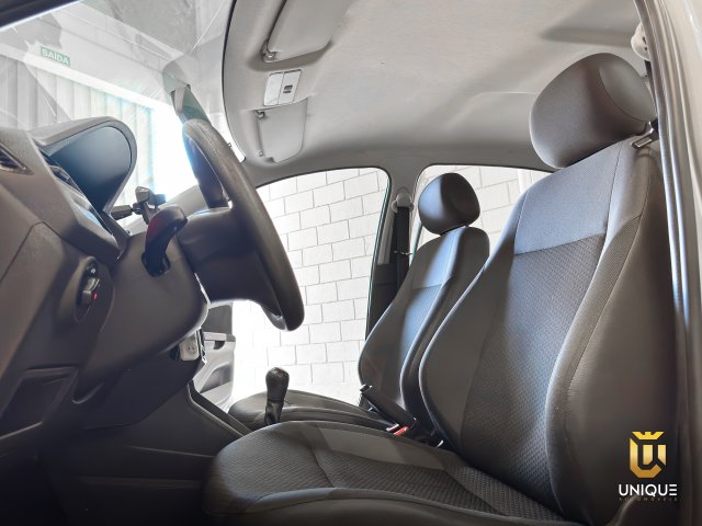 Volkswagen Voyage 1.6 MSI TOTALFLEX TRENDLINE 4P MANUAL 2017/2018 prata à venda na Unique Automóveis em Indaiatuba — foto 10