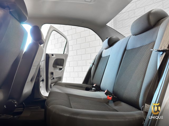Volkswagen Voyage 1.6 MSI TOTALFLEX TRENDLINE 4P MANUAL 2017/2018 prata à venda na Unique Automóveis em Indaiatuba — foto 11