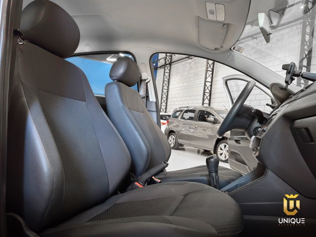Volkswagen Voyage 1.6 MSI TOTALFLEX TRENDLINE 4P MANUAL 2017/2018 prata à venda na Unique Automóveis em Indaiatuba — foto 12