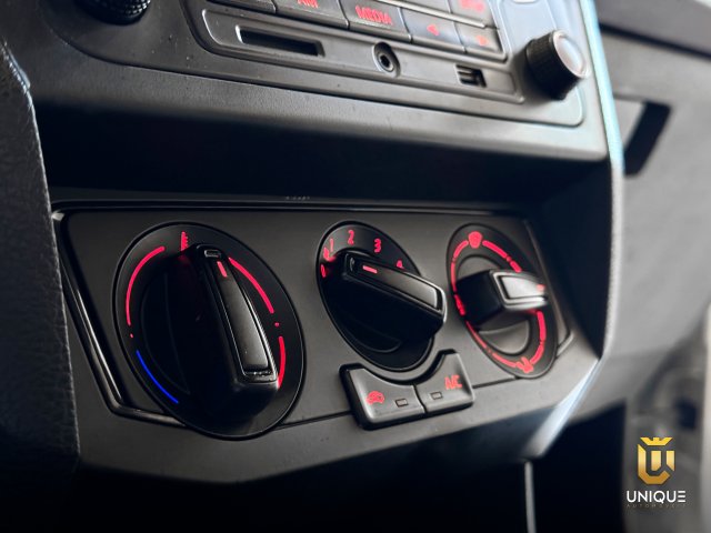Volkswagen Voyage 1.6 MSI TOTALFLEX TRENDLINE 4P MANUAL 2017/2018 prata à venda na Unique Automóveis em Indaiatuba — foto 17