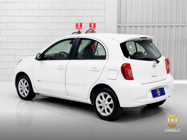 Nissan March 1.0 SV 12V FLEX 4P MANUAL 2014/2015 branco à venda na Unique Automóveis em Indaiatuba — foto 9