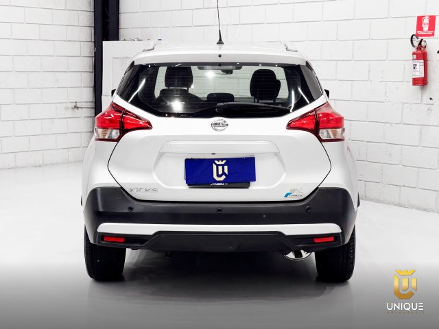 Nissan Kicks 1.6 16V FLEXSTART SV 4P XTRONIC 2017/2018 prata à venda na Unique Automóveis em Indaiatuba — foto 8