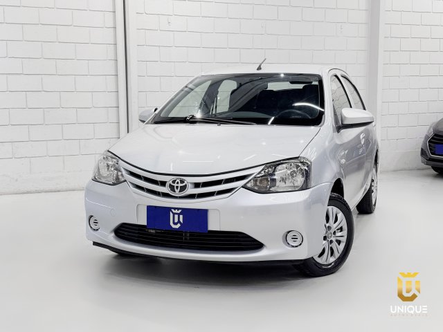 Toyota Etios Hatch 1.3 X 16V FLEX 4P MANUAL 2014/2015 prata à venda na Unique Automóveis em Indaiatuba — foto 2