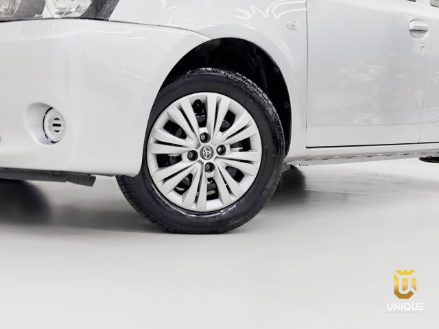 Toyota Etios Hatch 1.3 X 16V FLEX 4P MANUAL 2014/2015 prata à venda na Unique Automóveis em Indaiatuba — foto 3