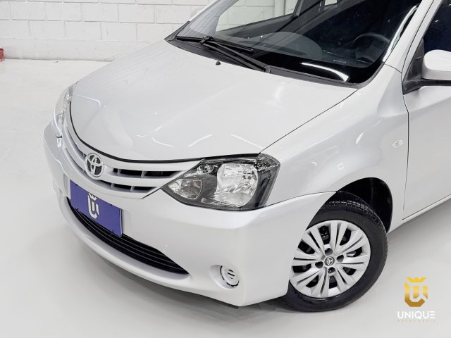 Toyota Etios Hatch 1.3 X 16V FLEX 4P MANUAL 2014/2015 prata à venda na Unique Automóveis em Indaiatuba — foto 4