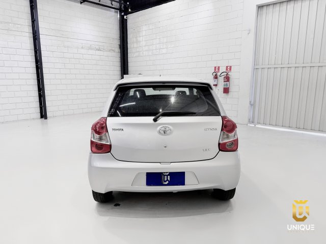 Toyota Etios Hatch 1.3 X 16V FLEX 4P MANUAL 2014/2015 prata à venda na Unique Automóveis em Indaiatuba — foto 8