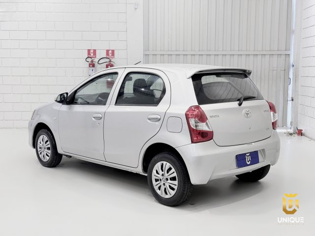 Toyota Etios Hatch 1.3 X 16V FLEX 4P MANUAL 2014/2015 prata à venda na Unique Automóveis em Indaiatuba — foto 9