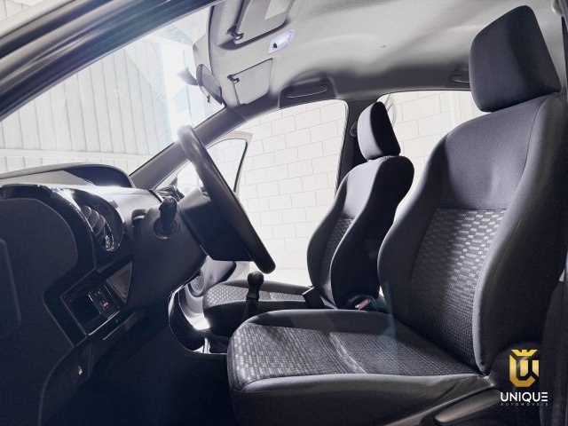 Toyota Etios Hatch 1.3 X 16V FLEX 4P MANUAL 2014/2015 prata à venda na Unique Automóveis em Indaiatuba — foto 10