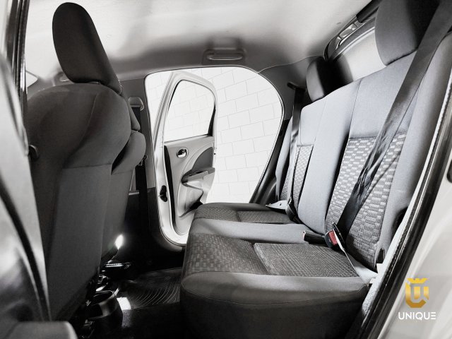 Toyota Etios Hatch 1.3 X 16V FLEX 4P MANUAL 2014/2015 prata à venda na Unique Automóveis em Indaiatuba — foto 11