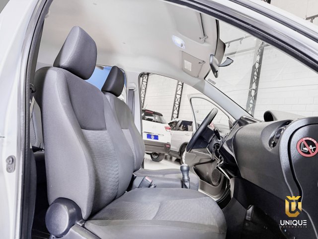 Toyota Etios Hatch 1.3 X 16V FLEX 4P MANUAL 2014/2015 prata à venda na Unique Automóveis em Indaiatuba — foto 12