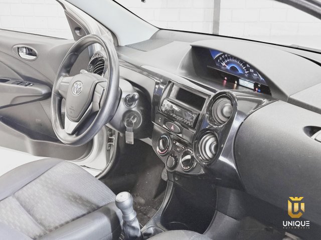 Toyota Etios Hatch 1.3 X 16V FLEX 4P MANUAL 2014/2015 prata à venda na Unique Automóveis em Indaiatuba — foto 14