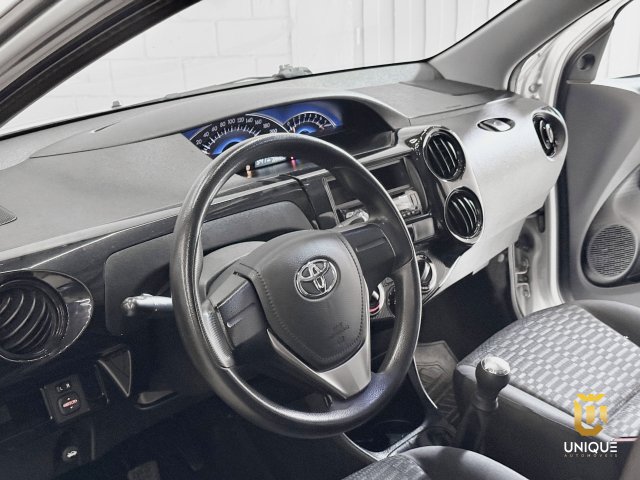 Toyota Etios Hatch 1.3 X 16V FLEX 4P MANUAL 2014/2015 prata à venda na Unique Automóveis em Indaiatuba — foto 15