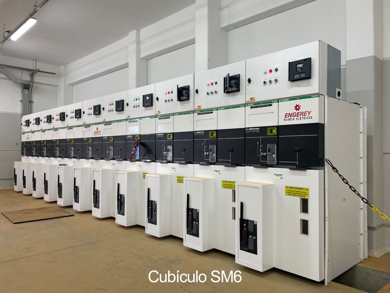 Dentro das soluções modernas de média tensão está o SM6, da Schneider Electric, um conjunto de cubículos modulares aplicado em arranjos de manobra, proteção e seccionamento