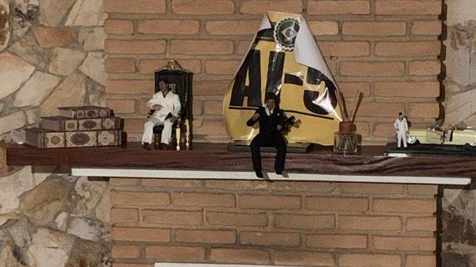 Cartaz com AI-5 encontrado onde Queiroz de escondia