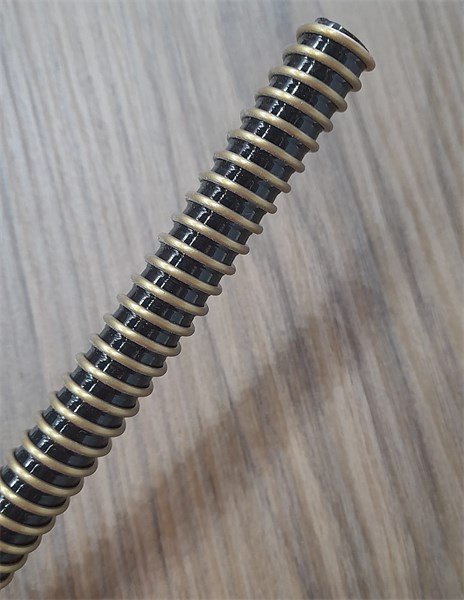 MANGUEIRA PLASTICA HELIX PRETA DOURADO