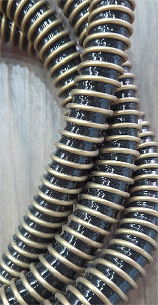 MANGUEIRA PLASTICA HELIX PRETA DOURADO