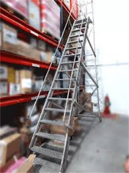 ESCADA 4 METROS P/ACESSAR PORTA PALETE COM CANCELAS
