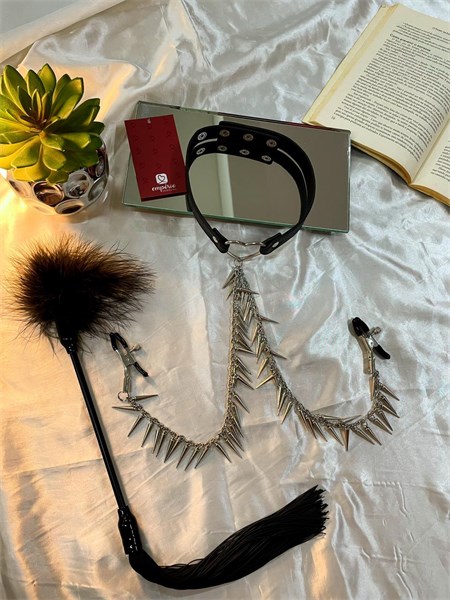 KIT - COLEIRA COM PRENDEDOR DE SEIO E CHICOTE COM PLUMA - BARBELL - PRETO