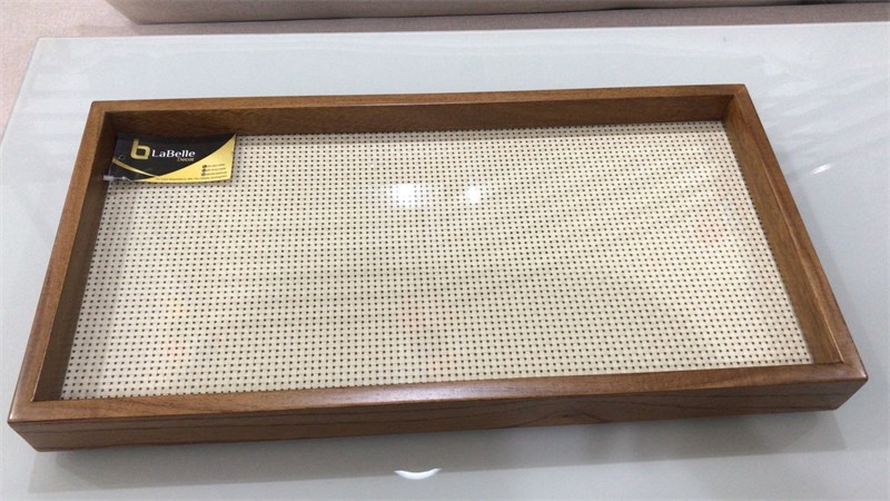 BANDEJA MADEIRA MACICA DETALHE NO RATAN