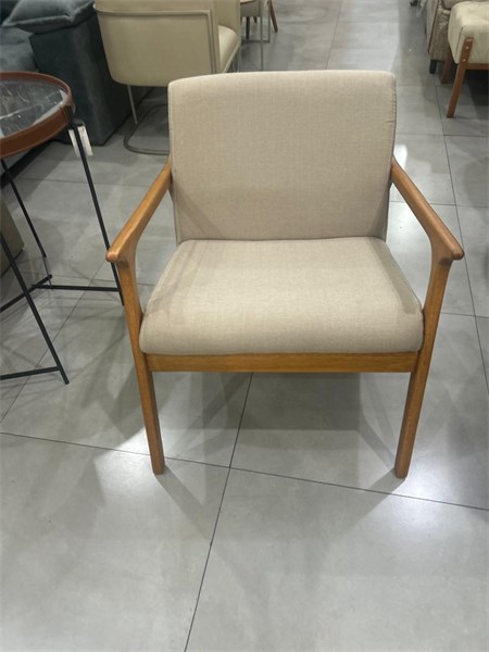 POLTRONA PERLA TECIDO LINHO 412 BEGE MADEIRA MACIÇA CINAMOMO