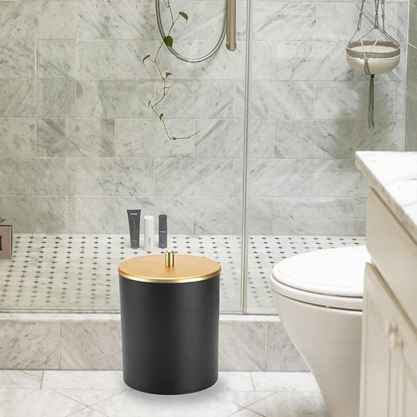 LIXEIRA PRETA COM DOURADO BANHEIRO ESCRITORIO LAVABO COZINHA LUXO COM TAMPA 5 LITROS R.03086