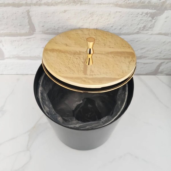 LIXEIRA PRETA COM DOURADO BANHEIRO ESCRITORIO LAVABO COZINHA LUXO COM TAMPA 5 LITROS R.03086