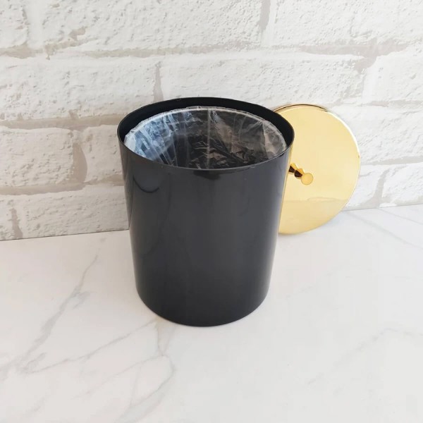 LIXEIRA PRETA COM DOURADO BANHEIRO ESCRITORIO LAVABO COZINHA LUXO COM TAMPA 5 LITROS R.03086