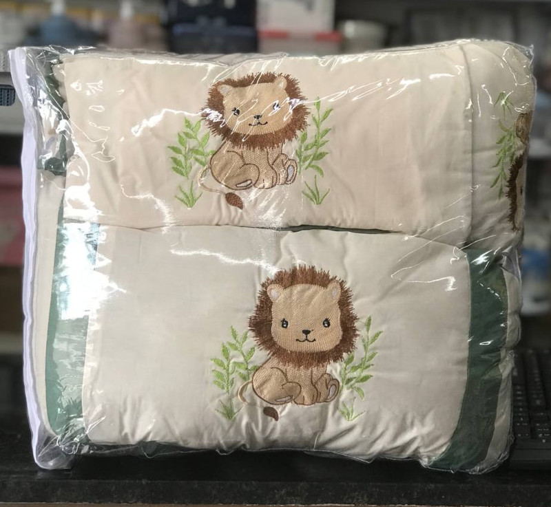 KIT MINI BERÇO SAMARA CRU. BORD - MASC = VERDE LEAO SAFARI....79097820689951