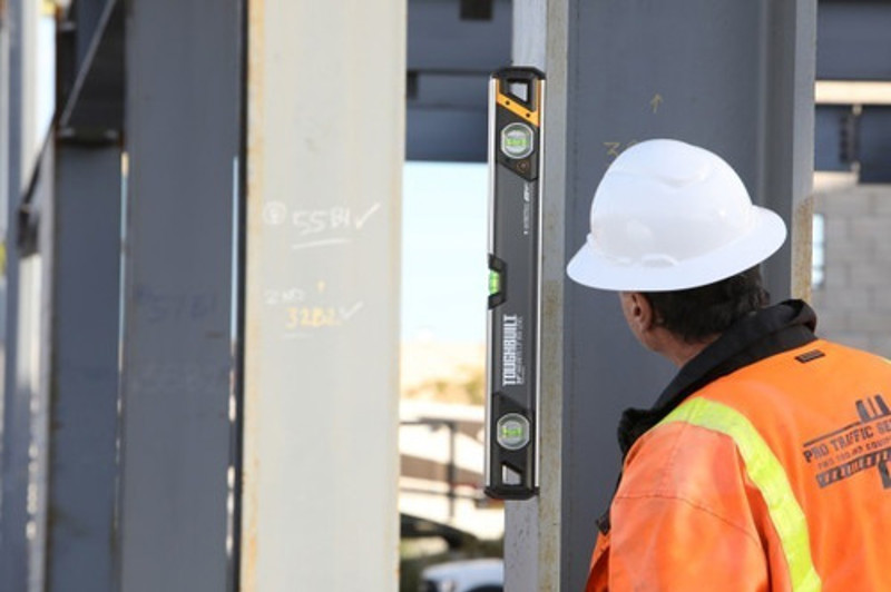 NIVEL 03 BOLHAS COM ILUMINACAO BASE MAGNETICA 24" 61CM TOUGHBUILT - TB-H2-L-24LH-M