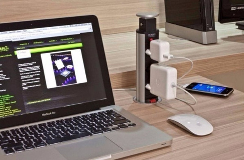 TORRE MULTIPLUG COM 01 TOMADA, 02 USB E INDUCAO RENNA - 3.650.7242 PRETA