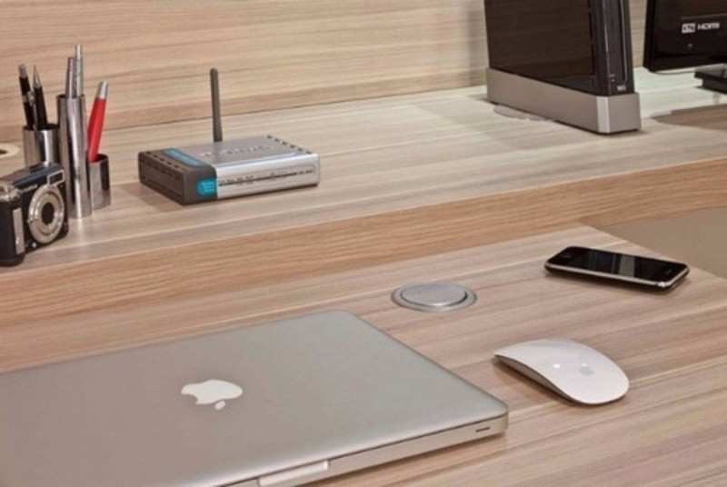 TORRE MULTIPLUG COM 01 TOMADA, 02 USB E INDUCAO RENNA - 3.650.7242 PRETA