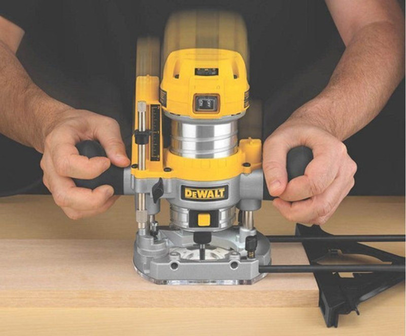 TUPIA DE COLUNA 900W COM MALETA DEWALT - DWP611PK-B2 220V