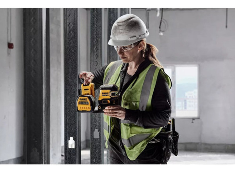 NIVEL A LASER VERDE 2 PRUMOS BATERIA 12 E 20V DE 85MTS COM MALETA DEWALT - DCLE34220GB