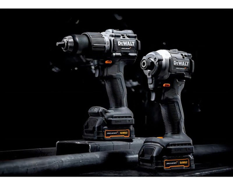 KIT COM 02 PARAFUSADEIRAS 20V E MALETA MCLAREN DEWALT - DCK200ME2GT-BR