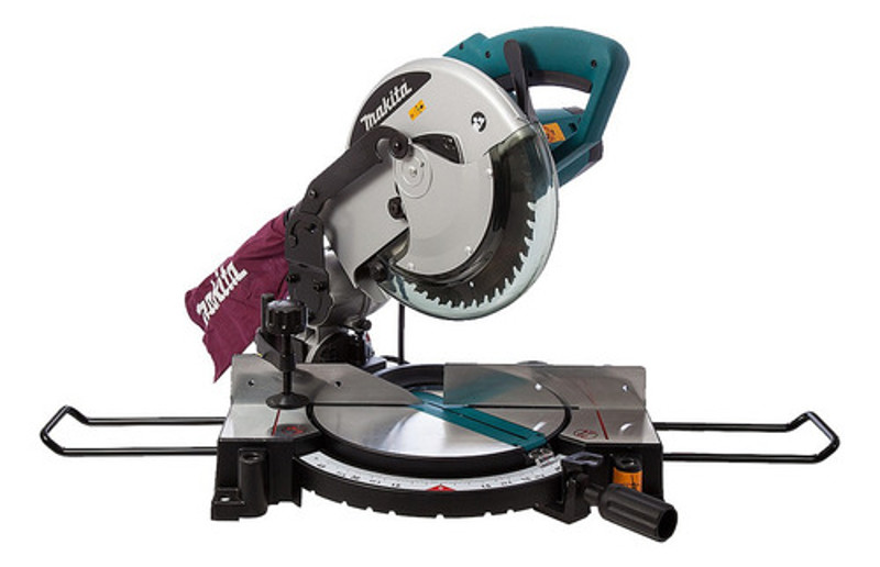 Serra Meia Esquadria Makita MLS100 – 10", 1500W, Corte Preciso e Profissional em Madeira e Alumínio  A Serra Meia Esquadria Makita MLS100 foi projetada para oferecer cortes precisos e confiáveis em tr ...