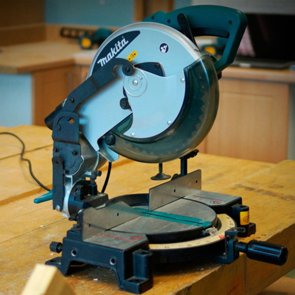 Serra Meia Esquadria Makita MLS100 – 10", 1500W, Corte Preciso e Profissional em Madeira e Alumínio  A Serra Meia Esquadria Makita MLS100 foi projetada para oferecer cortes precisos e confiáveis em tr ...