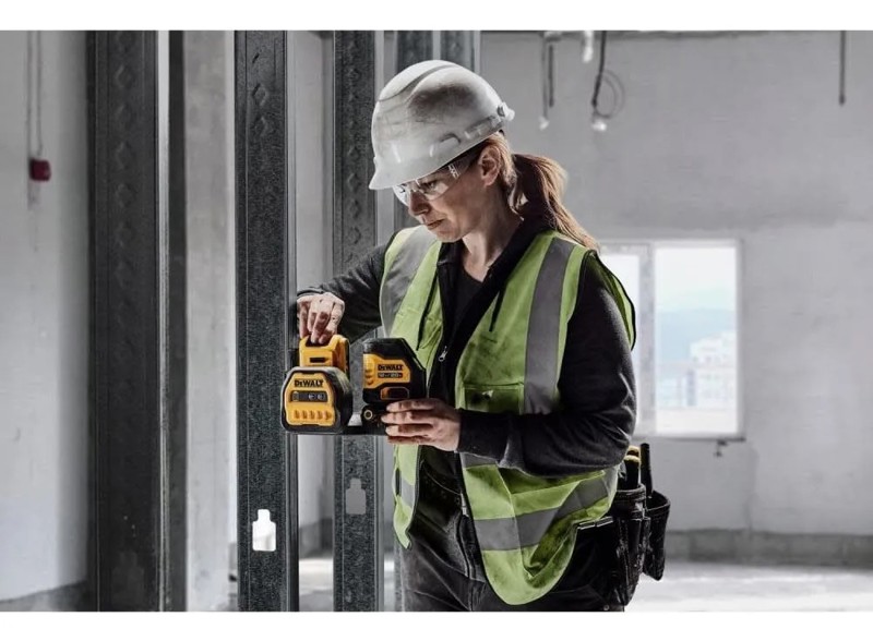 NIVEL A LASER VERDE ATOMIC BATERIA 12 E 20V DE 85MTS COM MALETA DEWALT - DCLE34020GB