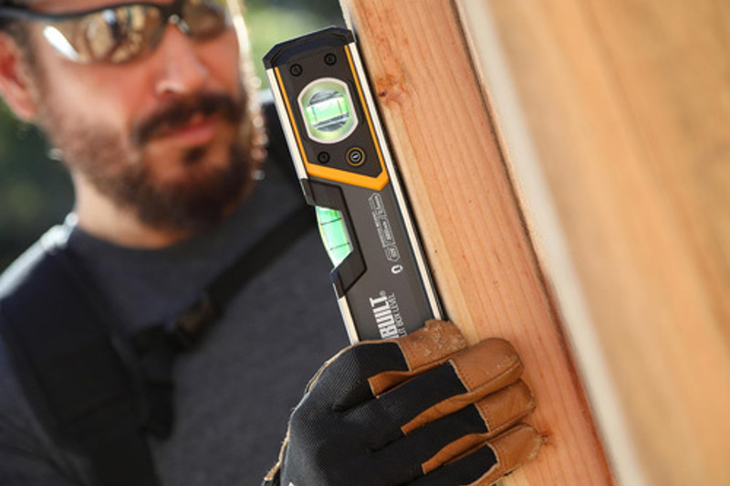 NIVEL 02 BOLHAS COM ILUMINACAO BASE MAGNETICA 9" 23CM TOUGHBUILT - TB-H2-L-9LH-M