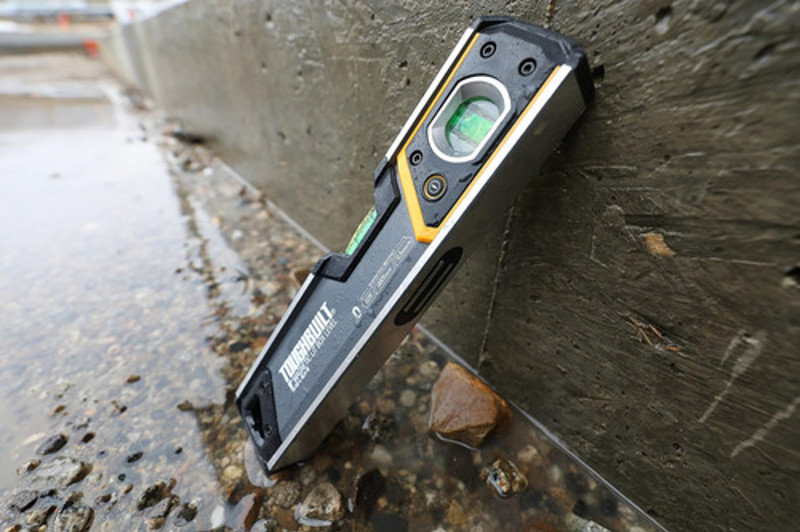 NIVEL 02 BOLHAS COM ILUMINACAO BASE MAGNETICA 9" 23CM TOUGHBUILT - TB-H2-L-9LH-M