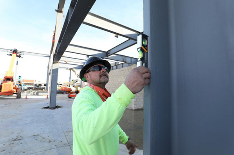 NIVEL 02 BOLHAS COM ILUMINACAO BASE MAGNETICA 9" 23CM TOUGHBUILT - TB-H2-L-9LH-M