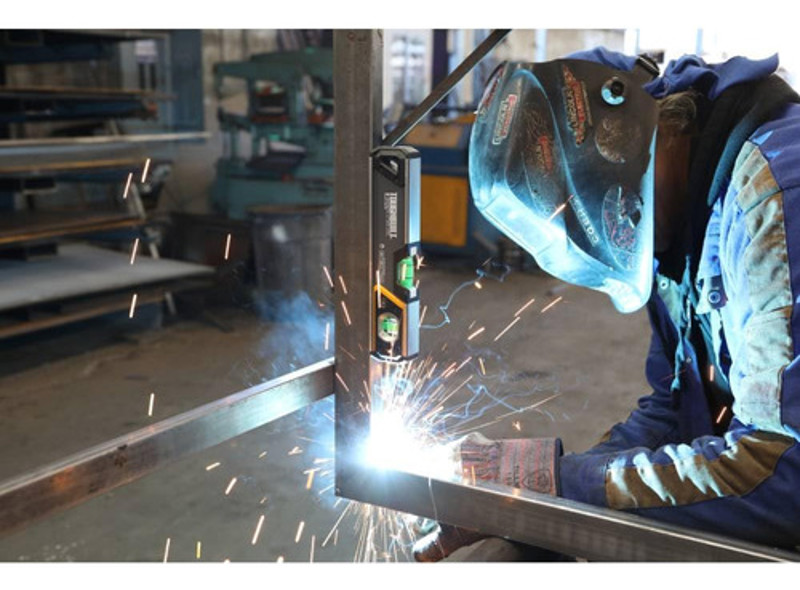 NIVEL 02 BOLHAS COM ILUMINACAO BASE MAGNETICA 9" 23CM TOUGHBUILT - TB-H2-L-9LH-M