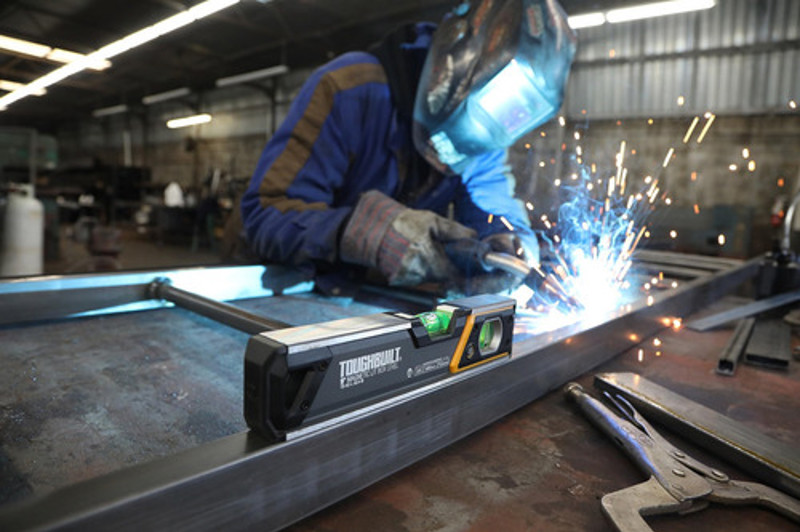 NIVEL 02 BOLHAS COM ILUMINACAO BASE MAGNETICA 9" 23CM TOUGHBUILT - TB-H2-L-9LH-M