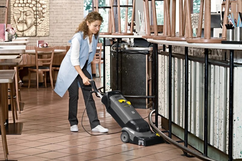 LAVADORA E SECADORA ELETRICA DE PISO COM 820W KARCHER - BR 30/4 C PROFISSIONAL - 9.398-624.0