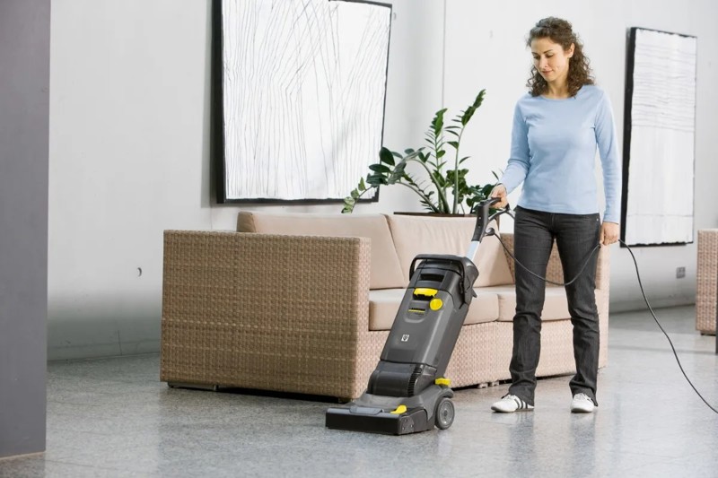 LAVADORA E SECADORA ELETRICA DE PISO COM 820W KARCHER - BR 30/4 C PROFISSIONAL - 9.398-624.0