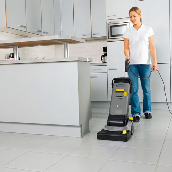 LAVADORA E SECADORA ELETRICA DE PISO COM 820W KARCHER - BR 30/4 C PROFISSIONAL - 9.398-624.0