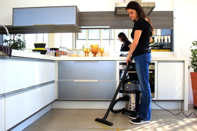 ASPIRADOR DE PO E AGUA ELETRICO COM 1400W KARCHER - NT 2000 220V