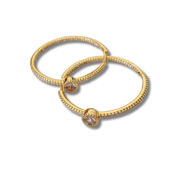 BRINCO ARGOLA CRAVEJADA COM PONTO DE LUZ AO MEIO