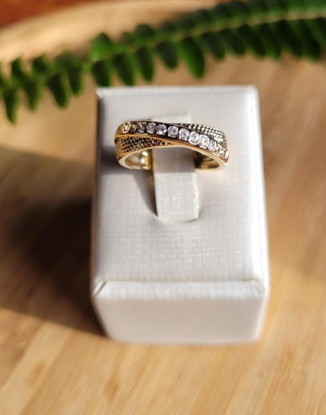 ANEL ALIANCA ENTRELACADA CRAVEJADA