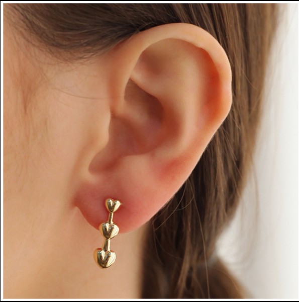 BRINCO EAR HOOK LISO CORAÇÕES 